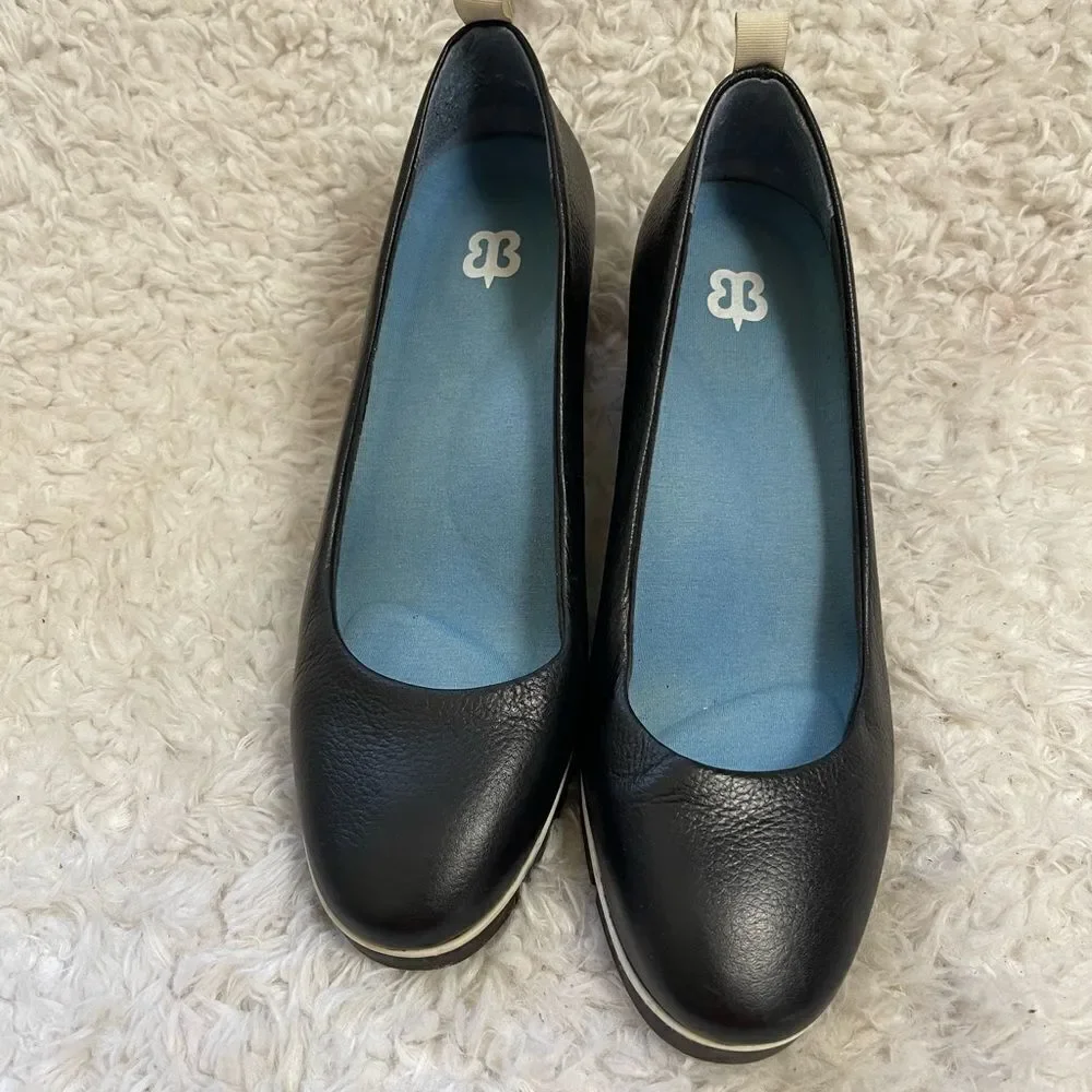 Betabrand All Weather Leather Black & White piping slip on wedge shoes SZ9